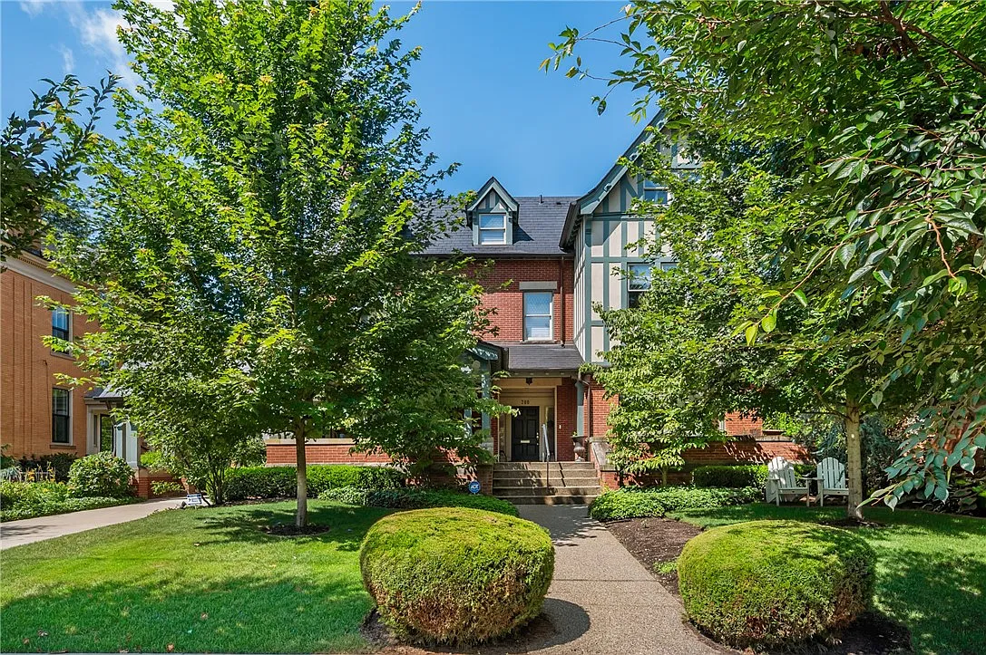 700 Saint James St photo 1