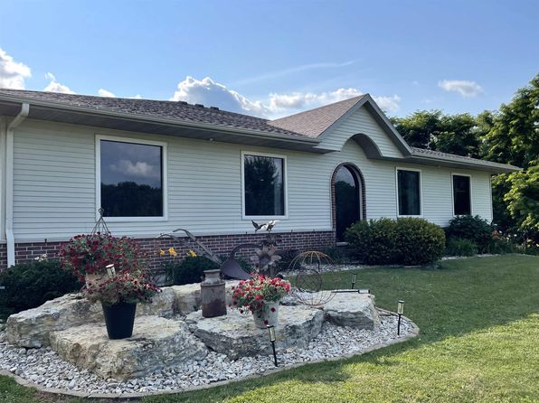 811 Gunder Estates Blvd, Clermont, IA 52135