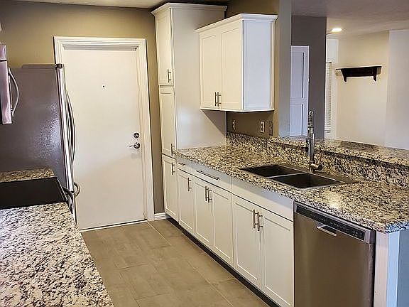 4th image of 5511 W Elgin St