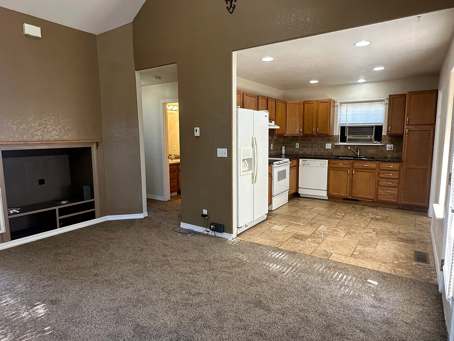 3 bed, 1218 sqft, $2,100 — Photo 3
