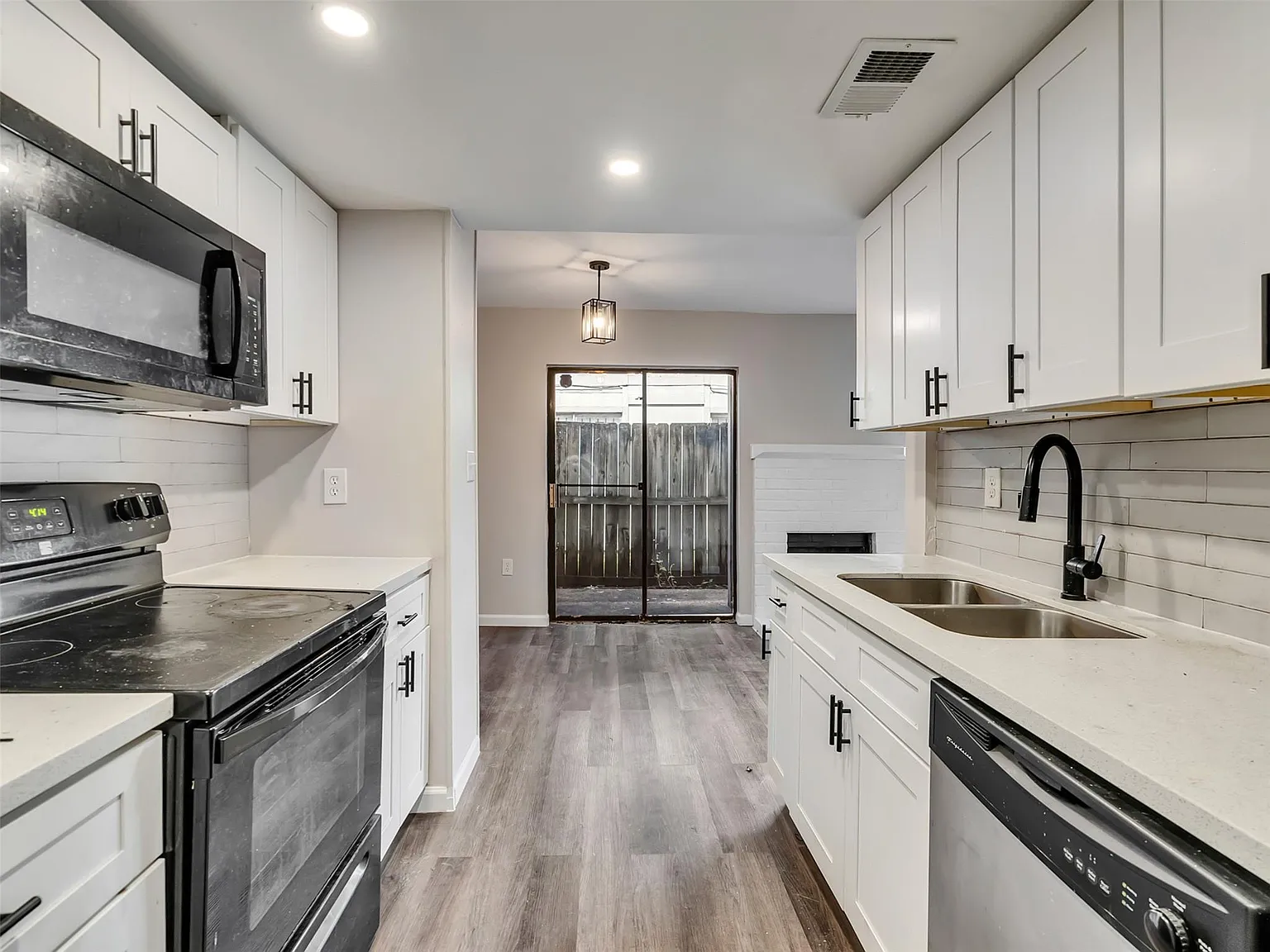 2 bed, 1.5 bath, 968 sqft, $1,250 — Photo 4