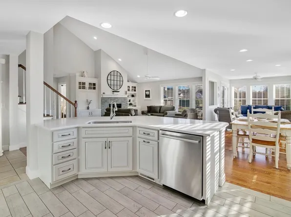 90 Bardwell St, Belchertown, MA 01007