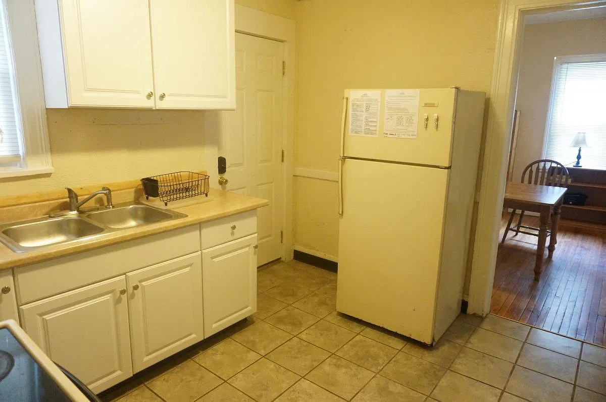 4 bed, 1200 sqft, $1,600 — Photo 2