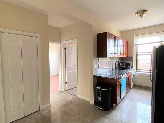 5th image of 2405 28th St APT 3B
