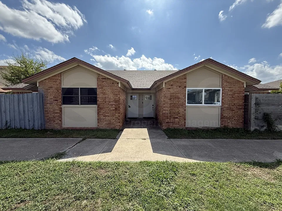 718 E Pecan St