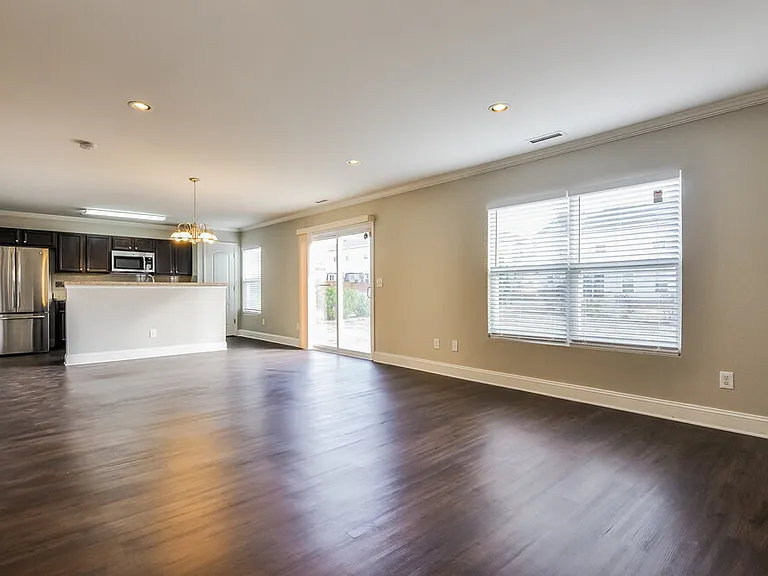 535 Kerriann Ln — Photo 3