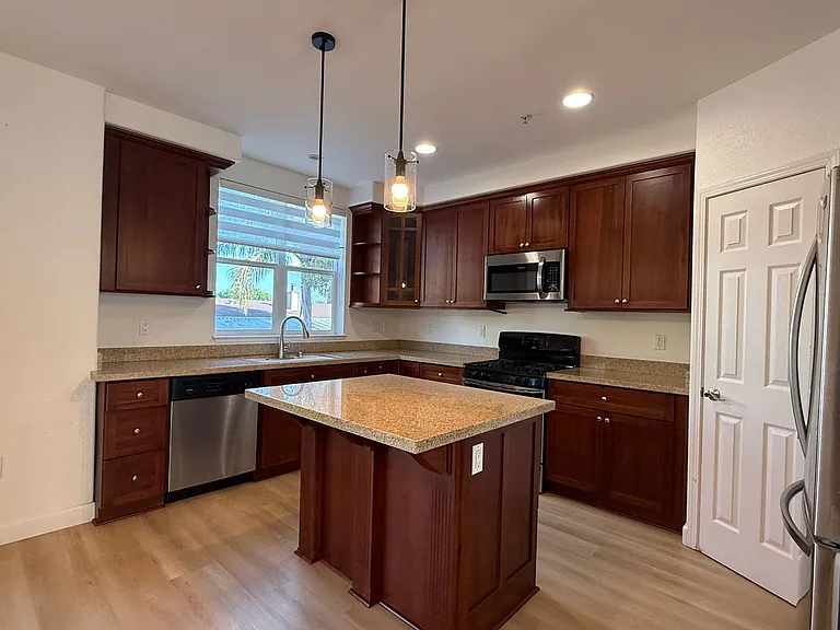 45 Esfahan Dr — Photo 9