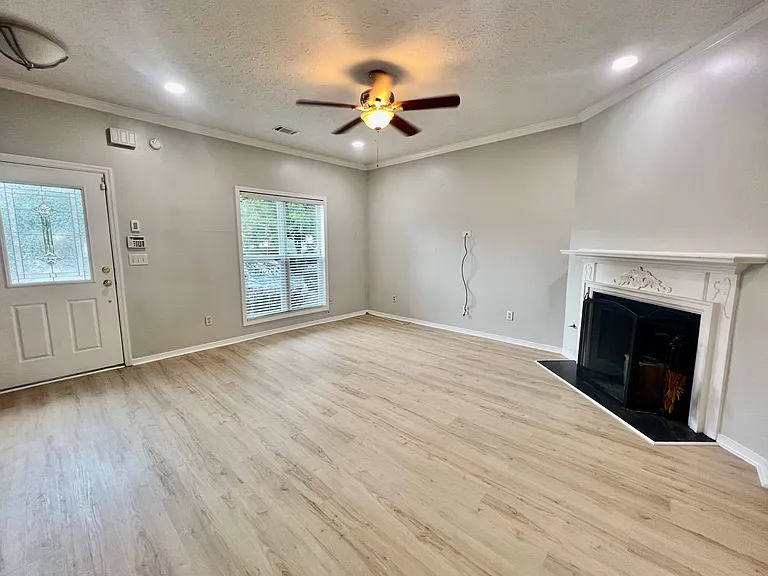 604 Wedgewood Way — Photo 3