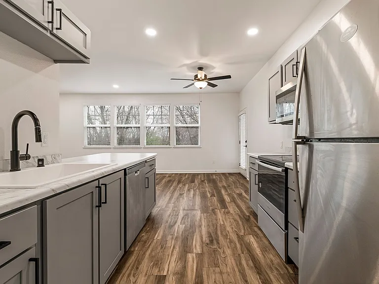 Sterling Oaks Luxury Apartments — Photo 69
