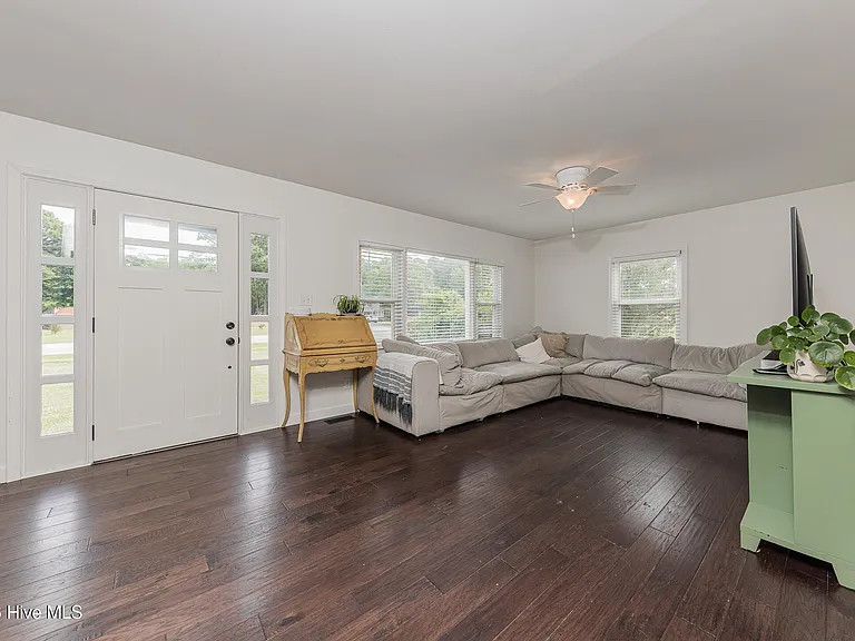 670 Queens Creek Rd — Photo 6