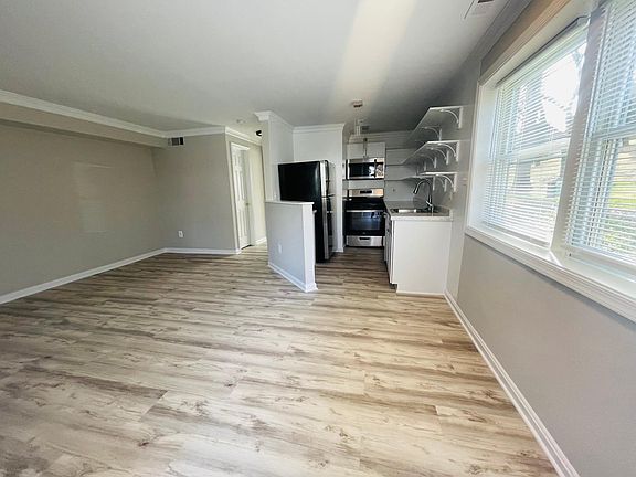 2nd image of 103 Alexandria Pike APT 4