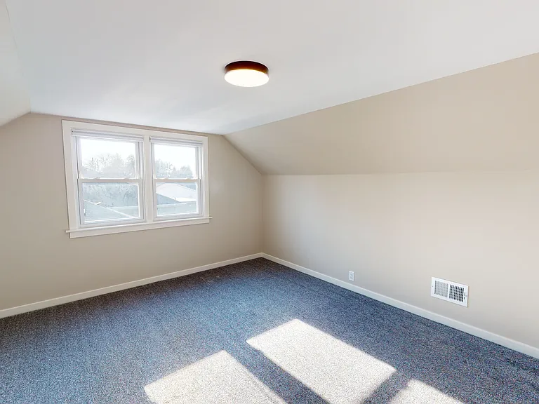 370 E Jefferson St — Photo 9