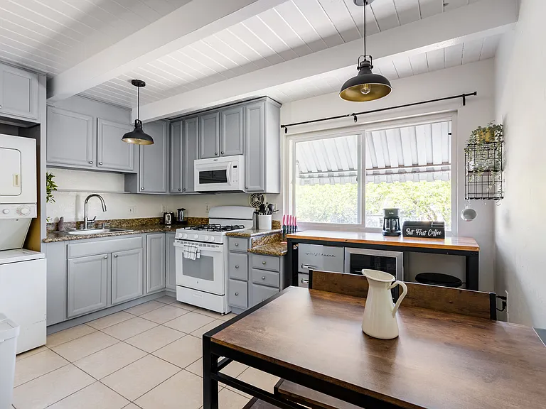 2312 Bonar St #B — Photo 8
