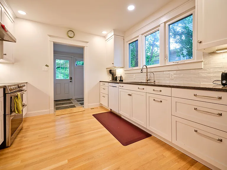 119 Washington Grove Ln — Photo 4