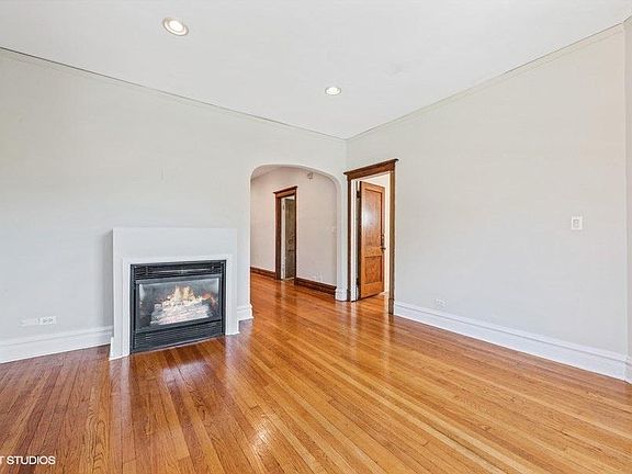 2nd image of 1228 W Glenlake Ave #1