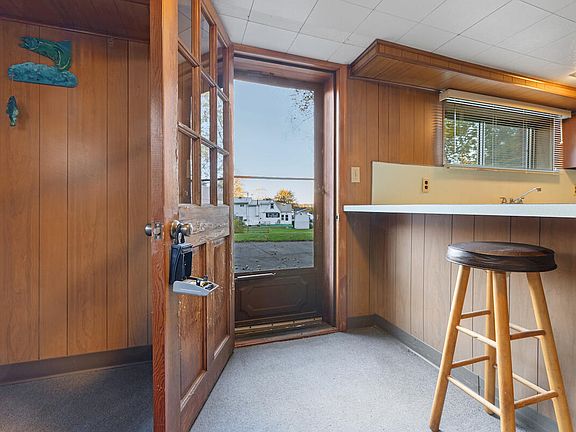 4th image of 8071 Halfway Dr