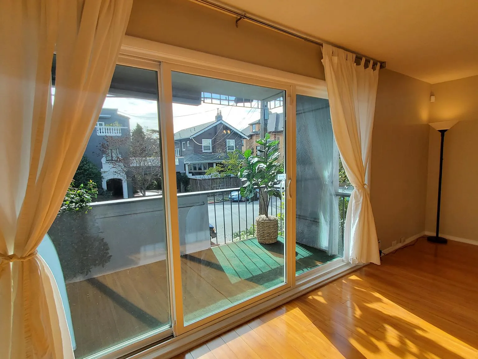 3945 Harrison St — Photo 2