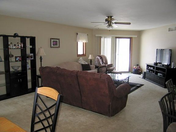 3rd image of 827 Mill Pond Ln