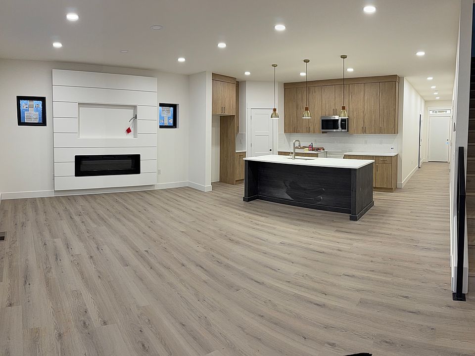 2nd image of 200 S Lily St