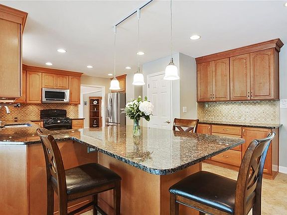 4th image of 170 Glenclairn Ct