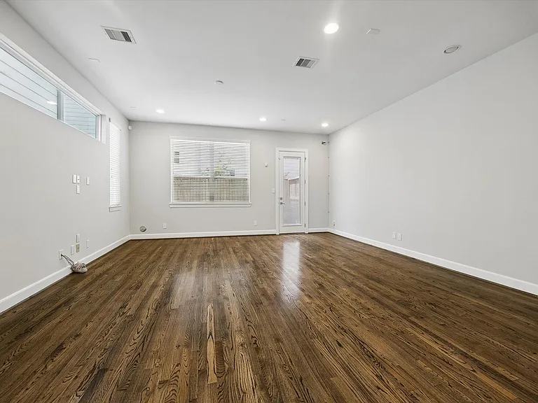 1213 Crockett St — Photo 4