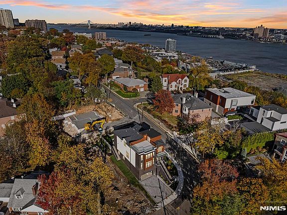 2nd image of 61 Edgewater Rd