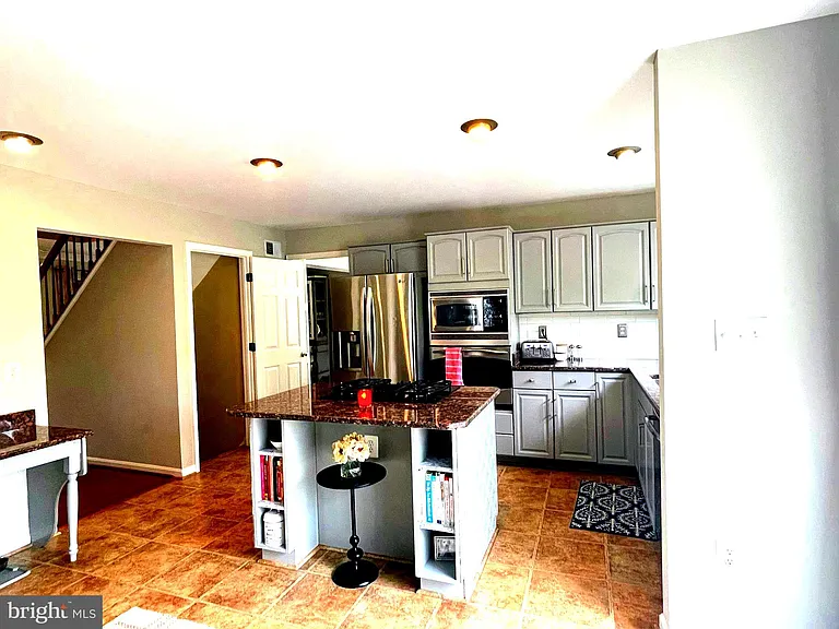 20411 Middlebury St — Photo 3