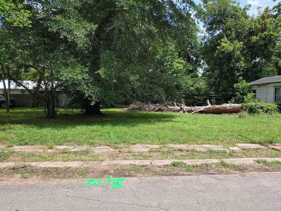 2nd image of 114 & 124 NW 13th St NW