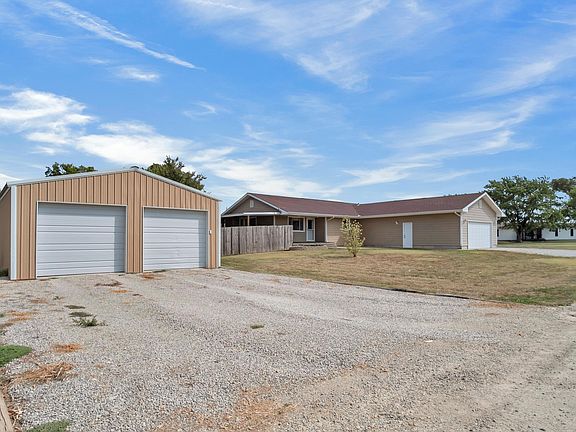 4th image of 201 Balzer Dr