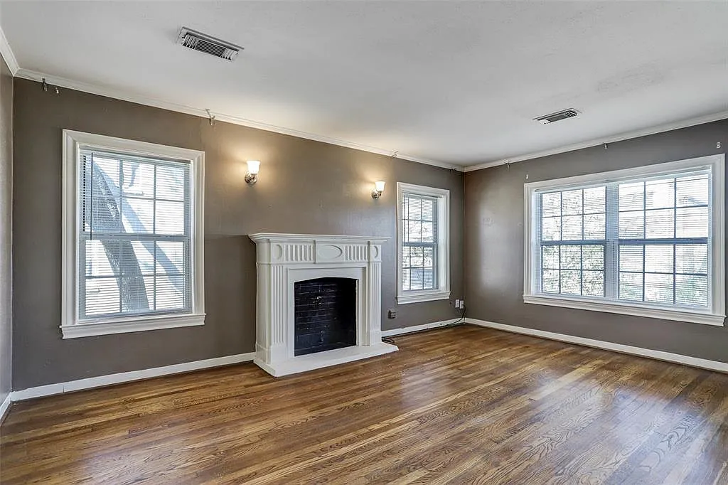 2636 Greenbriar Dr — Photo 2