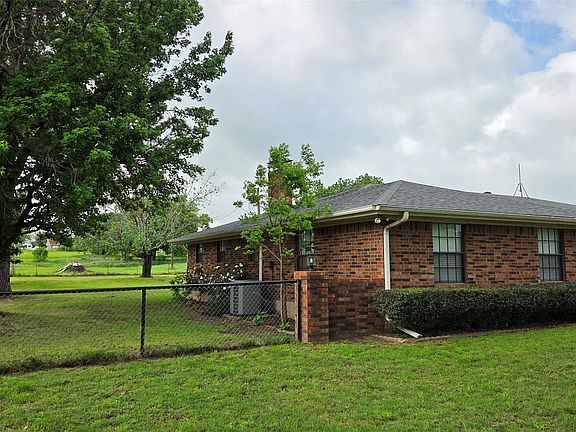 3rd image of 338 Travis Rd