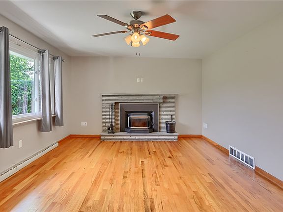 5th image of 130 Claridge Dr