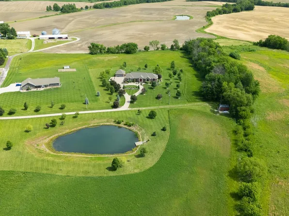507 E High St, Mendon, IL 62351