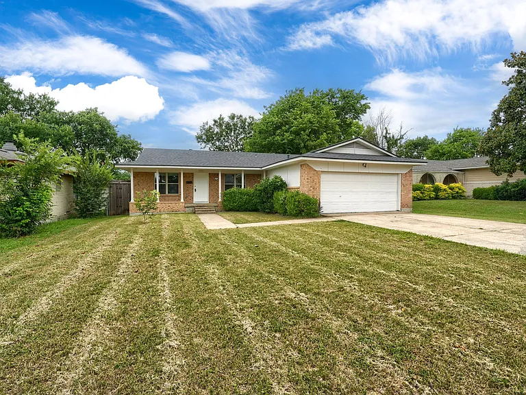 1246 Woodburn Trl — Photo 1