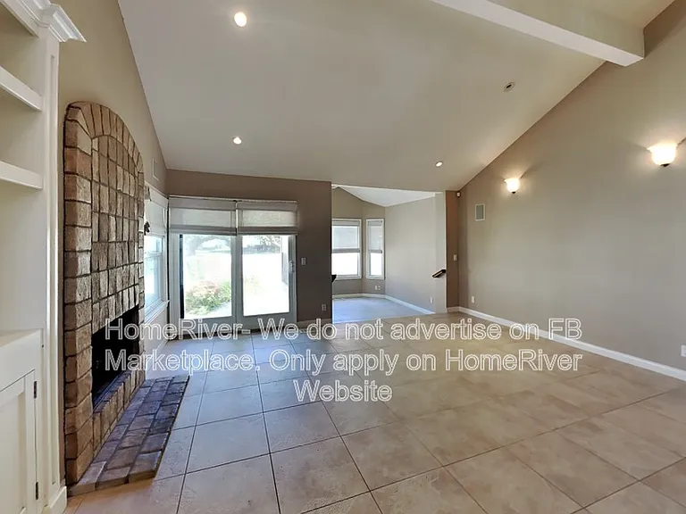 2220 Cannes Sq — Photo 4