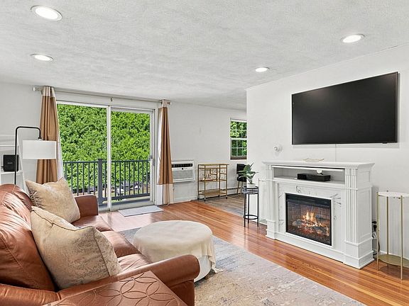 2nd image of 80 Renwick Rd APT B