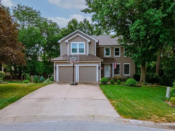12565 S Alcan Cir, Olathe, KS 66062