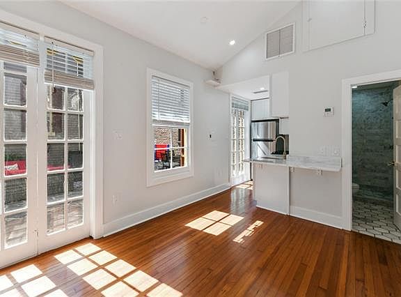 4th image of 1309 Dauphine St #7