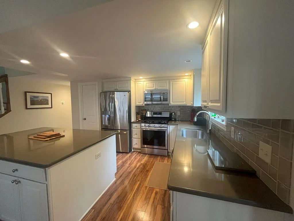 4 bed, 3.5 bath, 1804 sqft, $4,000 — Photo 2