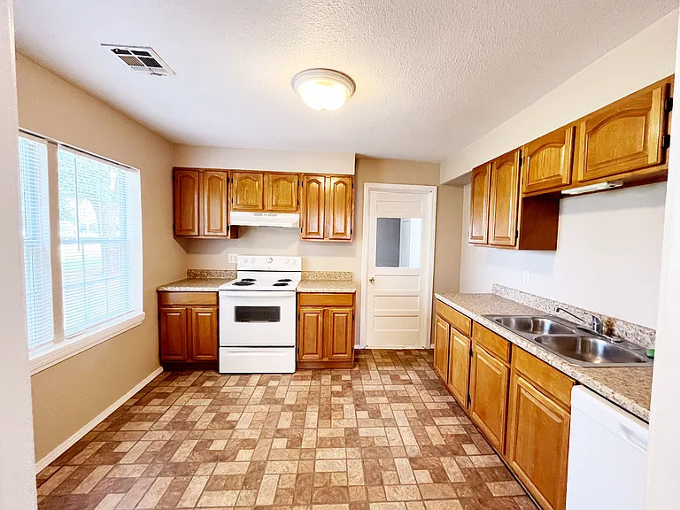 5008 N College Ave — Photo 4