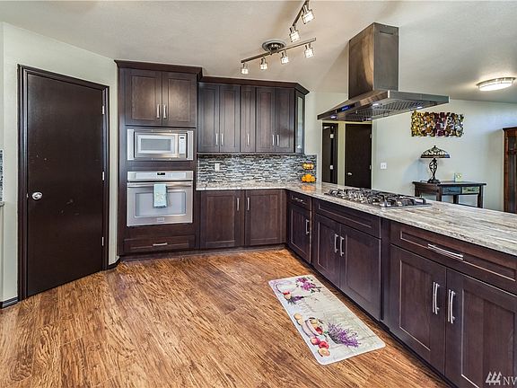 Granite counters, tile backsplash, walk-in pantry