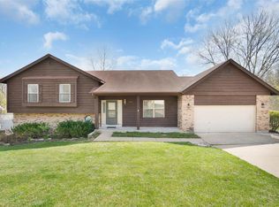 3310 Woodsview Dr, Saint Charles, MO 63303