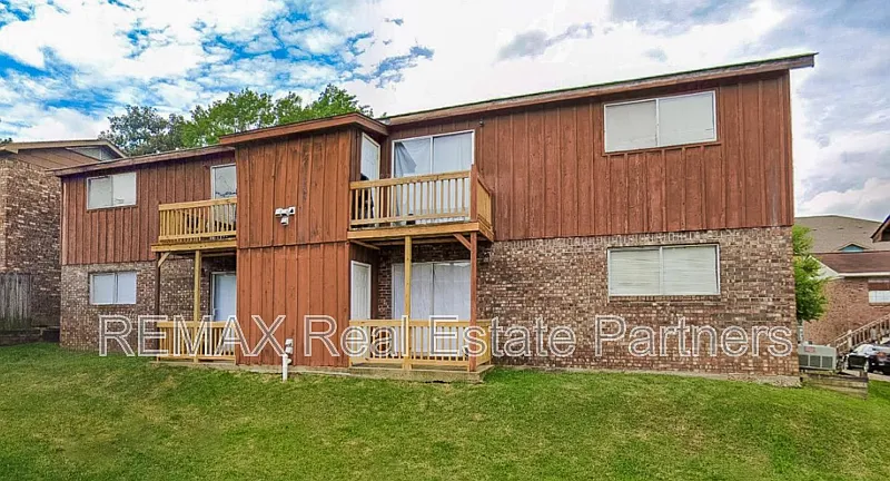 2 bed, 1.0 bath, 712 sqft, $800 — Photo 1