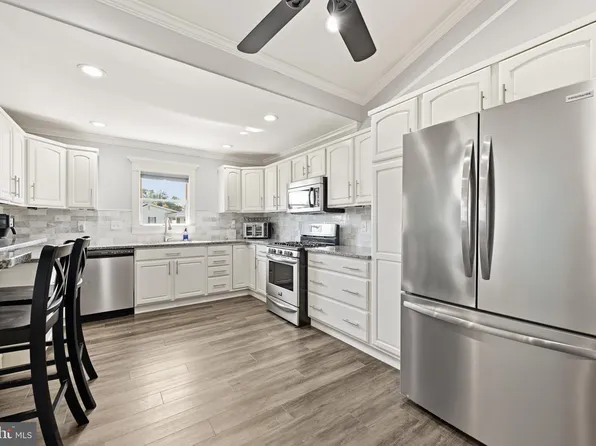 48 Beechtree Rd, Levittown, PA 19057