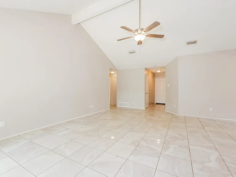 922 Elliott Dr — Photo 4