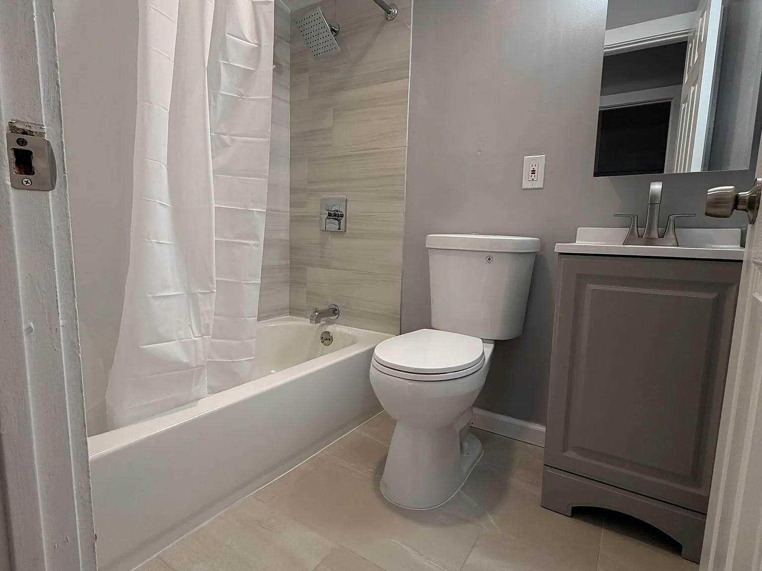 3 bed, 800 sqft, $2,100 — Photo 1