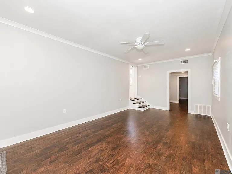 423 Avenue E — Photo 17