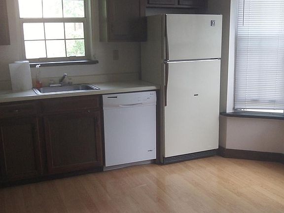 4th image of 411 Westchester Cmns