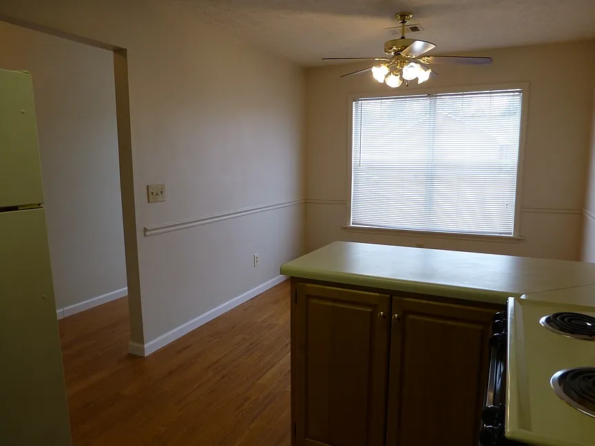 3 bed, 1250 sqft, $999 — Photo 3