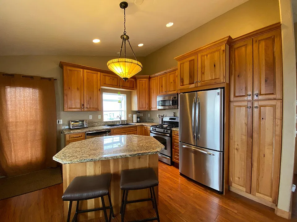 822 Lindstrom Rd